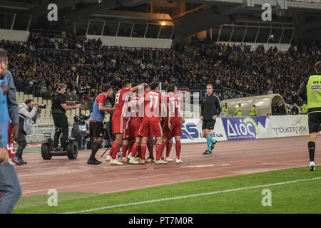 Atene, Grecia, Grecia. Il 7 ottobre, 2018. Olympiakos' i giocatori sono visto celebrare dopo il punteggio contro AEK Atene durante il greco Super League Soccer Match allo stadio Olimpico. Credito: Dimitris Lampropoulos SOPA/images/ZUMA filo/Alamy Live News Foto Stock