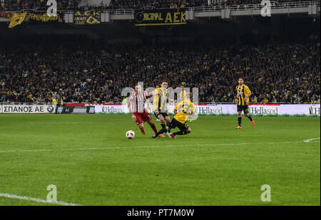 Atene, Grecia, Grecia. Il 7 ottobre, 2018. AEK Atene" i giocatori visto in azione durante il greco Super League Soccer Match allo stadio Olimpico. Credito: Dimitris Lampropoulos SOPA/images/ZUMA filo/Alamy Live News Foto Stock