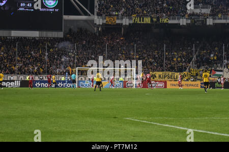 Atene, Grecia, Grecia. Il 7 ottobre, 2018. AEK Atene' Tasos Bakasetas vede un goal contro Olympiakos durante il greco Super League Soccer Match allo stadio Olimpico. Credito: Dimitris Lampropoulos SOPA/images/ZUMA filo/Alamy Live News Foto Stock