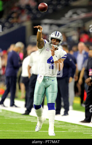 Houston, Texas, Stati Uniti d'America. Il 7 ottobre, 2018. Dallas Cowboys quarterback Dak Prescott (4) si riscalda prima di NFL stagione regolare il gioco tra i Texans di Houston e Dallas Cowboys a NRG Stadium di Houston, TX il 7 ottobre 2018 Credit: Erik Williams/ZUMA filo/Alamy Live News Foto Stock