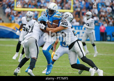 Los Angeles, Stati Uniti d'America. Ottobre 07, 2018 Los Angeles Chargers estremità strette Antonio Gates (85) porta la palla e viene affrontato da Oakland Raiders di sicurezza forte Marcus Gilchrist (31) e Oakland Raiders defensive back Erik Harris (25) durante la partita di calcio tra la Oakland Raiders e il Los Angeles Chargers presso il Centro StubHub a Carson, California. Charles Baus/CSM Credito: Cal Sport Media/Alamy Live News Foto Stock