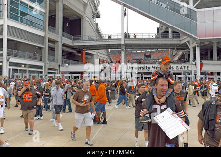 Cleveland, Ohio, USA, 7 Ott 2018. Cleveland Browns i tifosi di calcio uscire FirstEnergy Stadium in downtown Cleveland Ohio dopo un lavoro straordinario vincere contro i Baltimore Ravens 12-9. Questa è la seconda vittoria per il Cleveland Browns in questa stagione. Credito: Mark Kanning/Alamy Live News. Foto Stock