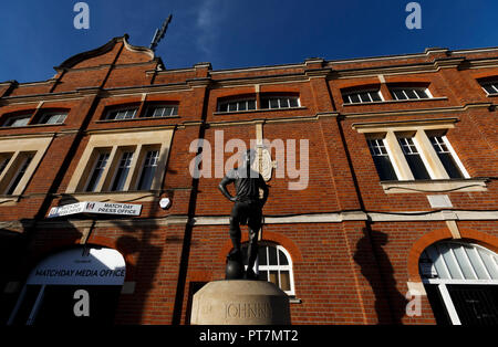 La statua di Johnny Haynes fuori Craven Cottage, Londra. PREMERE ASSOCIAZIONE foto. Data immagine: Domenica 7 ottobre 2018. Vedi PA storia CALCIO Fulham. Il credito fotografico dovrebbe essere: John Walton/PA Wire. RESTRIZIONI: Nessun utilizzo con audio, video, dati, elenchi di apparecchi, logo di club/campionato o servizi "live" non autorizzati. L'uso in-match online è limitato a 120 immagini, senza emulazione video. Nessun utilizzo nelle scommesse, nei giochi o nelle pubblicazioni di singoli club/campionati/giocatori. Foto Stock