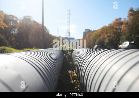 Tubi industriali sulla costruzione di strada Foto Stock