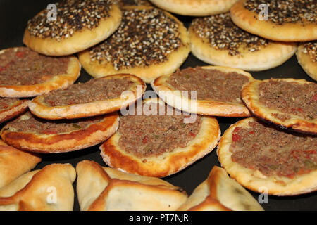 Un assortimento di libanesi cibo cotto, spinaci torte, con manakish zaatar e carni macinate pizzette. Foto Stock