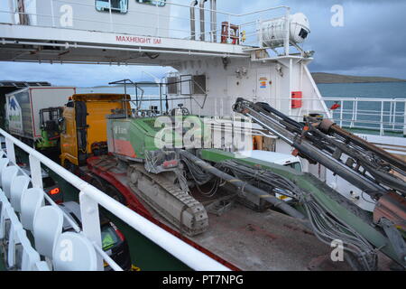 Veicoli commerciali su island ferry trasportati tra Castlebay e Eriksay nelle Ebridi Esterne /Western Scotland Regno Unito u/nited unito Foto Stock