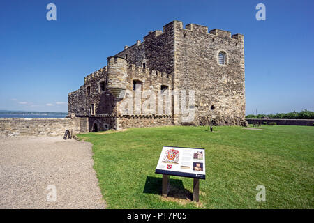 Finnart della Fortezza e Castello di nerezza presso la nerezza Linlithgow West Lothian Scotland Regno Unito con scheda display Foto Stock