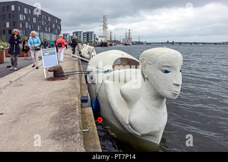 Le sculture mobili in calcestruzzo chiamato Life-Boats dal norvegese Marit Benthe Norheim ormeggiata in porto Aalborg Danimarca Foto Stock