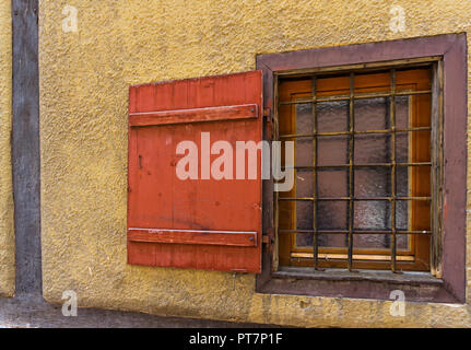 Un vecchio,finestra in legno con barre di ferro Foto Stock