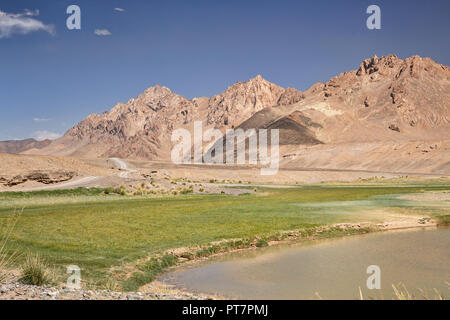 Madyan Valley e Murghab (Aksu) fiume che scorre attraverso la valle, Distretto di Murghab, Pamir Mountains, Gorno Badakshan, Tagikistan Foto Stock