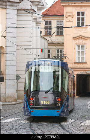 Praga, Repubblica Ceca - 14 Settembre 2018: Tram Skoda 14T ForCity su una stradina nel centro della citta'. Come del 2017, di Praga la rete dei tram è il Foto Stock