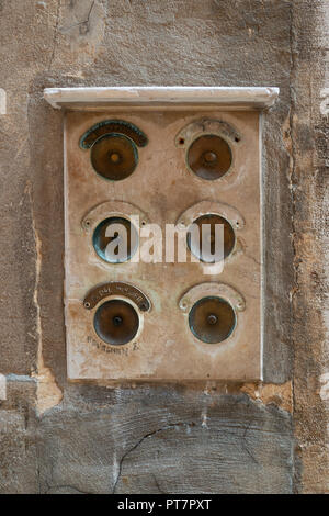 Porta in ottone campane, Venezia, Venezia, Veneto, il Comune di Venezia, La dominante, la Serenissima, Regina dell'Adriatico, città d'acqua, città di maschere Foto Stock