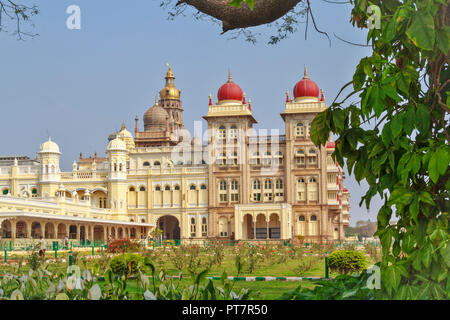 Palazzo AMBAVILAS MYSORE KARNATAKA INDIA esterno del palazzo con una sorprendente oro e cupole rosse Foto Stock
