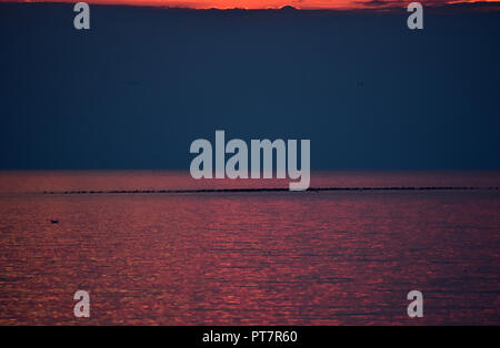 Sunrise luminoso sopra il Mar Baltico a Gdynia, Polonia Foto Stock