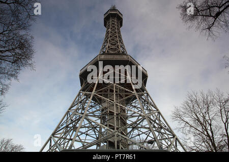 Il Petrín Lookout Tower è un 63,5 metro di altezza in acciaio torre quadro di Praga, che assomiglia fortemente la Torre Eiffel. Repubblica ceca. Foto Stock