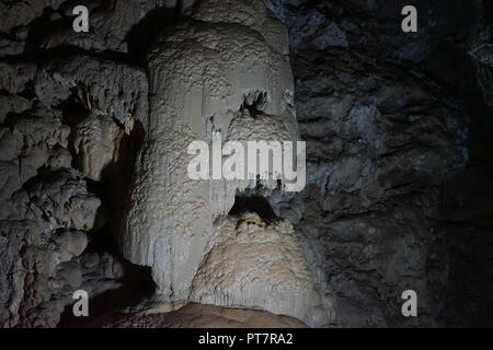 Le grotte sotterranee di Abkhazia. Stalattiti e stalagmiti in New Athos. Foto Stock