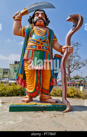 MYSORE INDIA gigante divinità Indù con SCIMITAR E TENENDO UN COBRA SNAKE Foto Stock