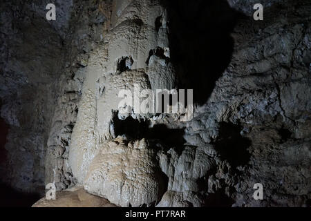 Le grotte sotterranee di Abkhazia. Stalattiti e stalagmiti in New Athos. Foto Stock