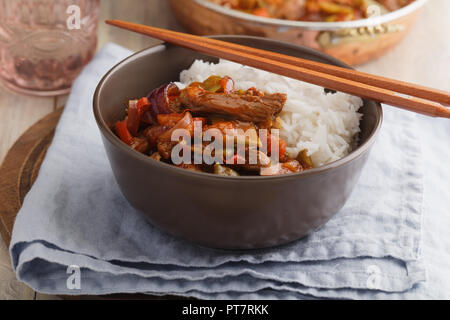 Dolce e aspro di maiale con verdure e riso Foto Stock