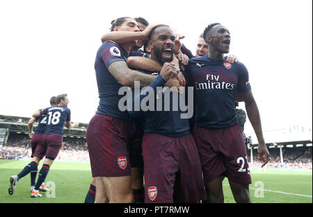 Dell'Arsenal Alexandre Lacazette (centro) punteggio celebra il suo lato il secondo obiettivo del gioco durante il match di Premier League a Craven Cottage, Londra. Foto Stock