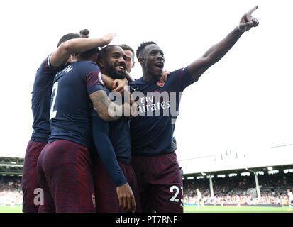 Dell'Arsenal Alexandre Lacazette (centro) punteggio celebra il suo lato il secondo obiettivo del gioco durante il match di Premier League a Craven Cottage, Londra. Foto Stock