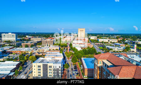 Drone Antenna della strada principale nel centro di Spartanburg, South Carolina, Stati Uniti d'America. Foto Stock