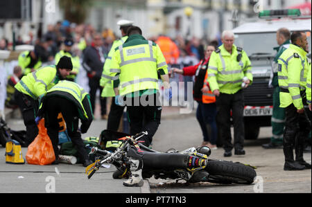 La scena sul lungomare di Llandudno dell'incidente che coinvolge due stunt i motociclisti che si schiantò mentre divertente folle che ha ritardato la fase finale durante il giorno quattro del DayInsure Rally Galles GB. Foto Stock