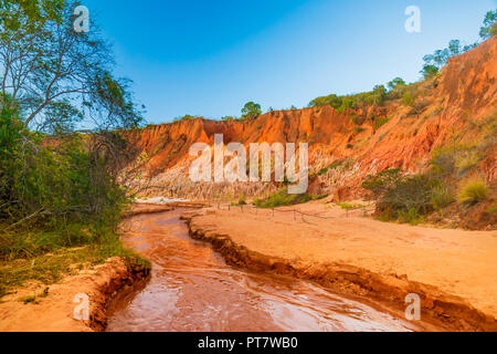 Red Tsingys sono una formazione di pietra di laterite rossa Foto Stock