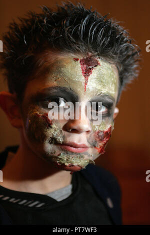 Giovane ragazzo indossa fatta in casa il costume di Halloween Foto Stock