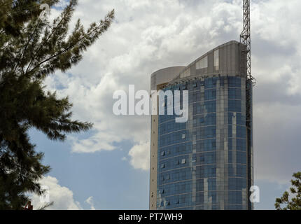 Il Kigali, Ruanda - OTTOBRE 23,2017: Kiyovu Questo è il Kigali City Tower,un nuovo, moderno edificio aziendale in KN 2 Street,che appartiene a Regus. Foto Stock