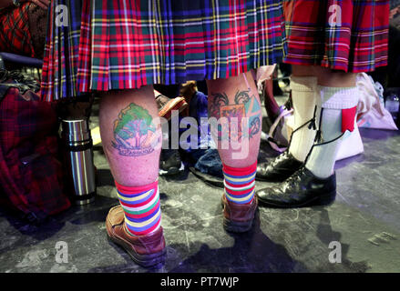 Tatuato gambe di un delegato durante il primo giorno del Partito nazionale scozzese (SNP) autunno conferenza presso l'evento scozzese del Campus in Glasgow. Foto Stock