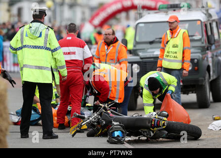 La scena sul lungomare di Llandudno dell'incidente che coinvolge due stunt i motociclisti che si schiantò mentre entertiaining folle e ritardato la fase finale durante il giorno quattro del DayInsure Rally Galles GB. Stampa foto di associazione. Picture Data: domenica 7 ottobre, 2018. Vedere PA storia AUTO Rally. Foto di credito dovrebbe leggere: David Davies/filo PA. Restrizioni: solo uso editoriale. Uso commerciale con il previo consenso di squadre. Foto Stock