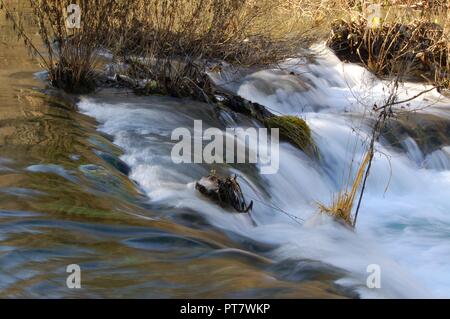 Cascate, passerelle in legno e splendidi laghi presso il Parco Nazionale dei Laghi di Plitvice in Croazia nel dicembre del 2016. Foto Stock