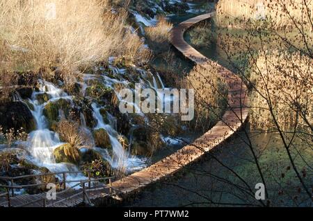 Cascate, passerelle in legno e splendidi laghi presso il Parco Nazionale dei Laghi di Plitvice in Croazia nel dicembre del 2016. Foto Stock