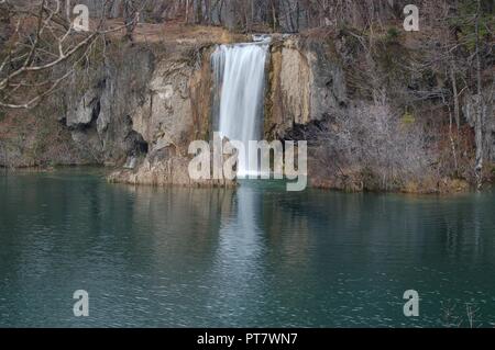 Cascate, passerelle in legno e splendidi laghi presso il Parco Nazionale dei Laghi di Plitvice in Croazia nel dicembre del 2016. Foto Stock