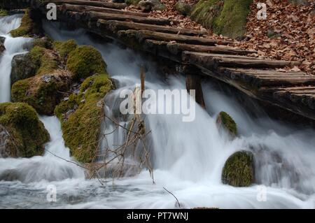 Cascate, passerelle in legno e splendidi laghi presso il Parco Nazionale dei Laghi di Plitvice in Croazia nel dicembre del 2016. Foto Stock