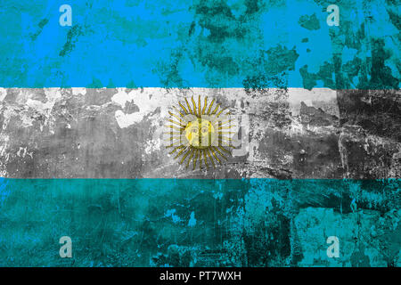 Bandiera Nazionale Argentina sullo sfondo del vecchio Muro rivestito con vernice di pelatura Foto Stock