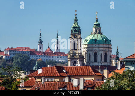 Panoramica della chiesa di San Nicola di Praga e del monastero di Strahov, Praga, Repubblica Ceca Foto Stock