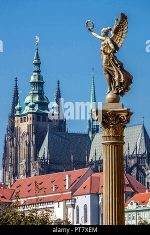 Cattedrale di Praga San Vito Castello di Hradcany edificio vista quartiere figura d'angelo femminile su una colonna Muse scultura Cattedrale di Praga Repubblica Ceca Foto Stock