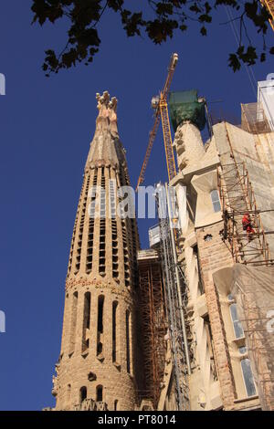 Operai che lavorano sulla incompiuta chiesa della Sagrada Família nella città spagnola di Barcellona Spagna Foto Stock