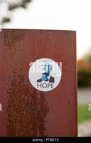 Una immagine di leader del partito laburista Jeremy Corbyn con la parola di speranza al di sotto, bloccato su un montante metallico dietro un negozio nel nord del Dorset in Inghilterra Foto Stock