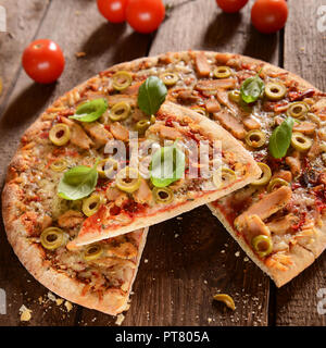 La pizza fatta in casa con le olive verdi pollo e pepe, Foto Stock