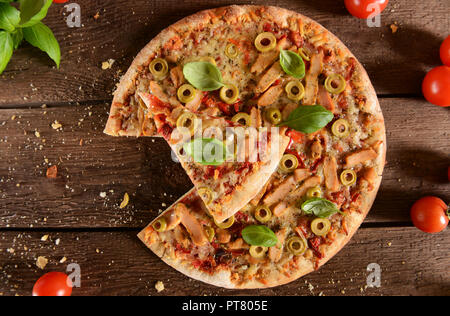 La pizza fatta in casa con le olive verdi, pollo e pepe, Foto Stock