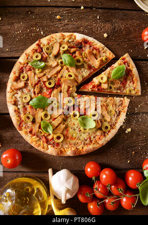 La pizza fatta in casa con le olive verdi, pollo e pepe, Foto Stock