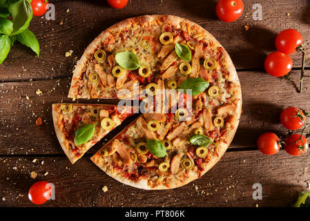 La pizza fatta in casa con le olive verdi, pollo e pepe, Foto Stock