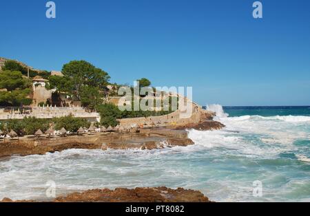Il mare in tempesta pausa sulla Molins alla spiaggia di Cala San Vicente sull'isola spagnola di Maiorca il 2 ottobre 2018. Foto Stock