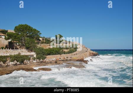 Il mare in tempesta pausa sulla Molins alla spiaggia di Cala San Vicente sull'isola spagnola di Maiorca il 2 ottobre 2018. Foto Stock