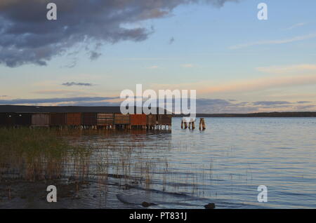 Vista della vecchia barca getta in un lago nel nord della Germania, Plau am See Foto Stock