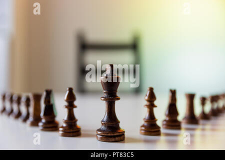 Strategia di pianificazione con figure di scacchi sul tavolo. Strategia, leadership e lavoro di squadra concetto. Foto Stock