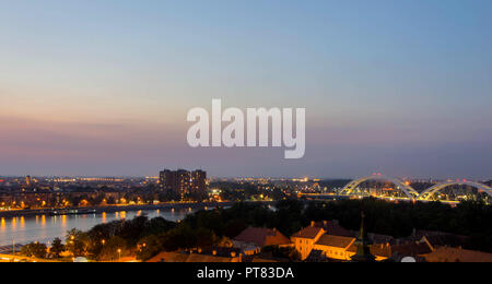 Novi Sad città sul fiume Danubio fotografata da Petrovaradin Fortress di notte Foto Stock